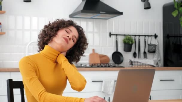 Boyun Masajı Yapan Yorgun Bir Kadını Dizüstü Bilgisayarında Uzun Bir — Stok video