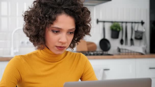 Close Hispánské Kudrnaté Žena Student Studium Používá Notebook Psaní Textu — Stock video