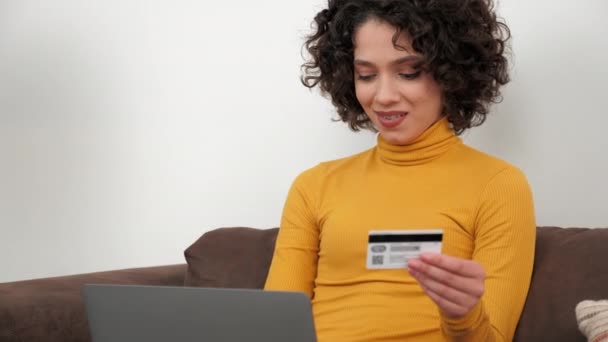 Cliente Mulher Encaracolado Sorrindo Entra Código Cartão Crédito Para Pagar — Vídeo de Stock