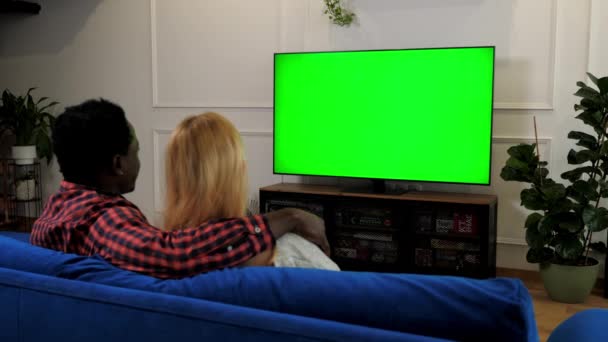 Влюбленная Семейная Пара Зеленым Экраном Смотрит Телевизору Киносериалы Муж Жена — стоковое видео