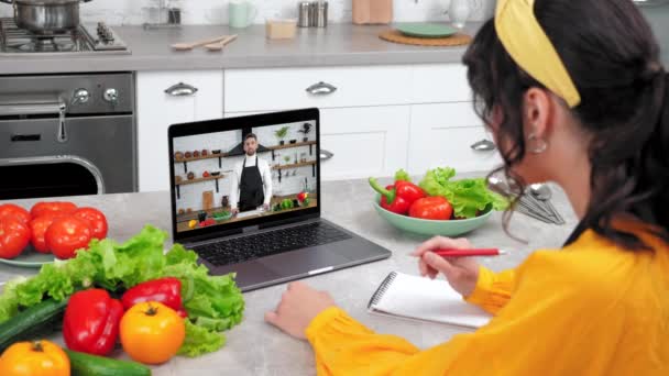 Mujer Casa Cocina Estudio Línea Videollamada Webcam Chat Portátil Escuchar — Vídeo de stock