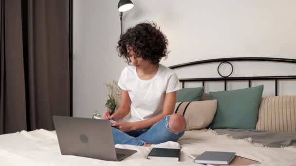 Curly Woman Student Study Online Video Call Webcam Laptop Writes — Vídeo de Stock