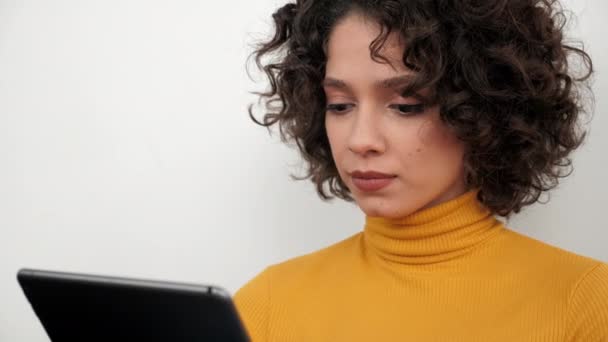 Close Mulher Freelancer Usa Tablet Tocando Tela Rolagem Sentado Sofá — Vídeo de Stock