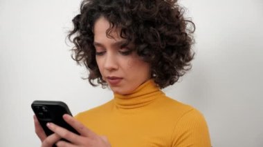İş kadını cep telefonuyla çalışıyor şirket çalışanlarıyla sohbet ediyor, iş görüşmesi yapıyor. İspanyol kıvırcık kız öğrenci akıllı telefon ekranı kullanıyor, evdeki kanepede oturuyor.