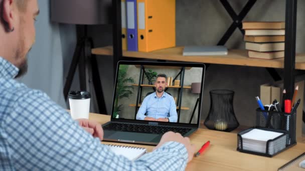 온라인 오피스에서 일하는 사업가에게 비디오 매니저가 노트북으로 전화를 있습니다 컴퓨터 — 비디오