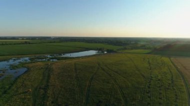 Gün batımında ya da gün doğumunda hava manzarası çok güzel. Güneşli bir günde hava aracı sahada uçuyor. Drone köyde doğa, orman ve gölet vurdu.