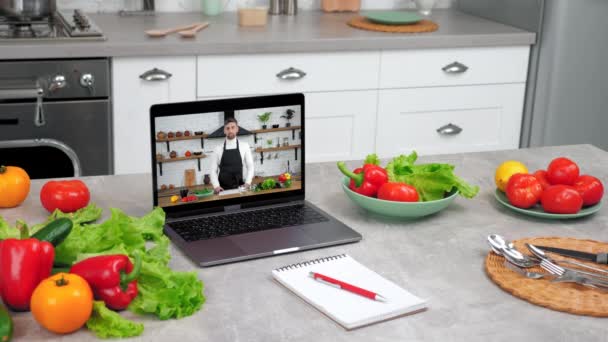 Ordenador Portátil Con Hombre Chef Bloguero Alimentos Monitor Pantalla Dice — Vídeos de Stock