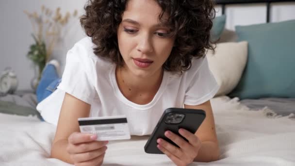 Close Mulher Sorridente Cliente Entra Código Cartão Crédito Para Pagar — Vídeo de Stock