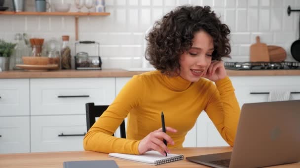 Sorridente Donna Riccia Studente Studio Parlando Ascolta Online Videoconferenza Chiamata — Video Stock