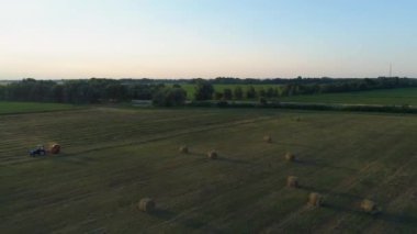 Gün batımında ya da gün doğumunda hava manzarası çok güzel. Tarımsal alanda saman balyaları üzerinde uçan insansız hava aracı. Saman yığını ve tarım için kuru ot hasat etmek. Çiftçilerin mevsimleri kesilir ve hasat edilir