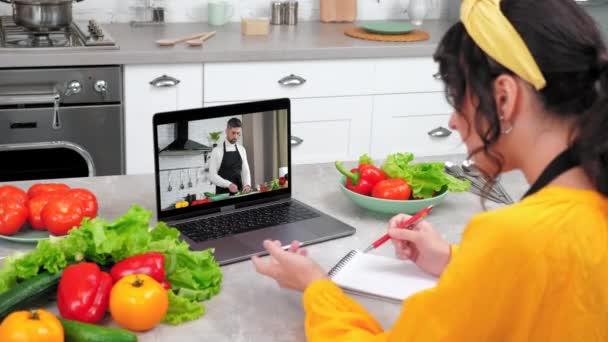 Vrouw Huis Keuken Studie Online Video Oproep Webcam Laptop Vertelt — Stockvideo