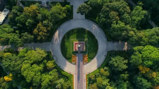 Flygfoto Top View Monument Författaren Taras Grigorovich Shevchenko Parken Solig — Stockvideo