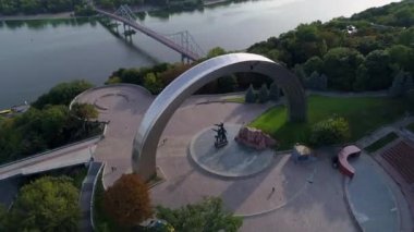 2022 'ye kadar insansız hava görüntüsü - Halkın Dostluk Kemeri, 2022' den sonra - Ukrayna halkının Özgürlük Kemeri. Halkların Dostluğu Anıtı. Kyiv - Ukrayna 'nın başkenti