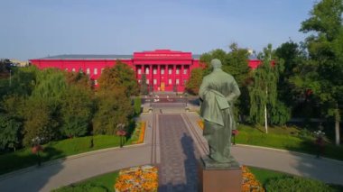 Yazar Taras Grigorovich Shevchenko 'nun güneşli bir bahar gününde parktaki hava manzaralı heykeli. Drone, Taras Shevchenko 'daki Kyiv Ulusal Üniversitesi' nin ön cephesinde kırmızı bina görüntüsü çekti. Ukrayna 'nın başkenti