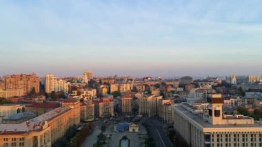 Bağımsızlık Meydanı. Ukrayna. Kyiv. 12 Eylül 2021. Meydan Nezalezhnosti 'nin havadan görünüşü. İnsansız hava aracı Kiev şehir merkezinde gündoğumunda ya da günbatımında tarihi binaları vurdu. Gurur devrimi. Turuncu Devrim