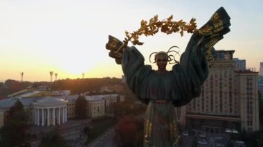 Bağımsızlık Meydanı. Ukrayna. Kyiv. 12 Eylül 2021. Sabahın erken saatlerinde, Meydan Nezalezhnosti 'de insansız hava görüntüsü Independence Anıtı. Altın gibi güzel Ukraynalı kadın heykeli