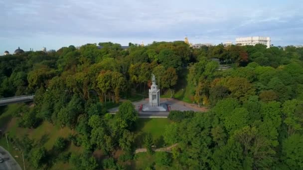 Dron Lotu Ptaka Pomnik Wołodymyra Velykyi Wzgórzu Wołodymyr Środku Drzew — Wideo stockowe