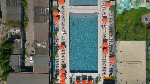 Drone Bovenaanzicht Mensen Zwemmen Het Zwembad Het Grondgebied Moderne Residentiële — Stockvideo