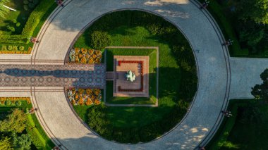 Yazar Taras Grigorovich Shevchenko 'nun güneşli bir yaz gününde parktaki hava manzaralı anıtı. Ukrayna 'nın başkenti