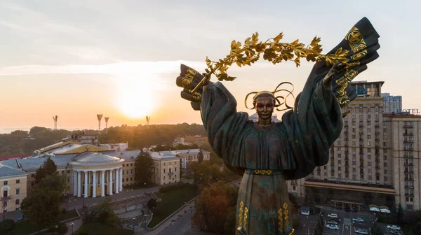 Bağımsızlık Meydanı. Ukrayna. Kyiv. 12 Eylül 2021. Hava aracı fotoğrafı sabahın erken saatlerinde Meydan Nezalezhnosti 'de Bağımsızlık Anıtı' nı kapatıyor. Altın gibi güzel Ukraynalı kadın heykeli