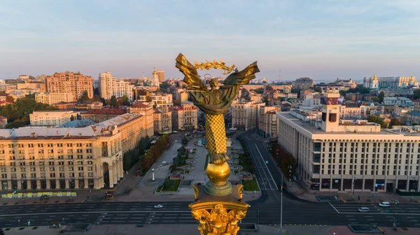 Bağımsızlık Meydanı. Ukrayna. Kyiv. 12 Eylül 2021. Hava aracı fotoğrafı Independence Anıtı 'nı gün doğumunda ya da Meydan Nezalezhnosti' de gün batımında görüyor. Altın gibi güzel Ukraynalı kadın heykeli