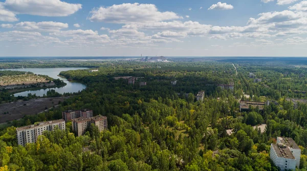 Αεροφωτογραφία Εγκαταλελειμμένα Κτίρια Και Δρόμοι Κατάφυτοι Δέντρα Στην Πόλη Pripyat — Φωτογραφία Αρχείου
