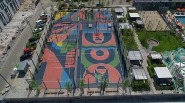 Faina Town 'un modern yerleşim bölgesinde insansız hava aracı spor sahası. Konut inşaatı. Ukrayna 'nın başkenti Kyiv