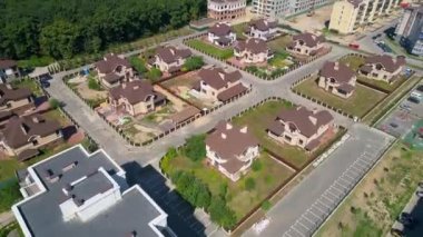 Drone hava manzaralı modern bina yerleşim yeri Crystal Springs. Ukrayna 'nın başkenti Kyiv