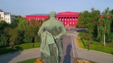 Yazar Taras Grigorovich Shevchenko 'nun güneşli bir bahar gününde parktaki hava manzaralı heykeli. Drone, Taras Shevchenko 'daki Kyiv Ulusal Üniversitesi' nin ön cephesinde kırmızı bina görüntüsü çekti. Ukrayna 'nın başkenti