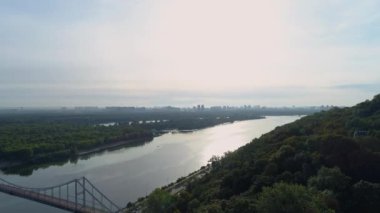 Hava aracı görüntüsü Kyiv Truchaniv adası, yaya köprüsü ve güzel güneşli bir bahar gününde Dinyeper nehri. Ukrayna 'nın başkenti