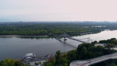 Hava aracı görüntüsü Kyiv Truchaniv adası, yaya köprüsü ve güzel güneşli bir bahar gününde Dinyeper nehri. Ukrayna 'nın başkenti