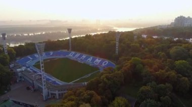 Lobanovsky Stadyumu. Ukrayna. Kyiv. 12 Eylül 2021. İnsansız hava aracı futbol sahası Dinamo Kiev sabahın erken saatlerinde gün doğumunda ya da akşam batımında