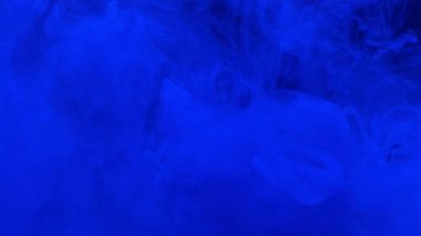 Suya karışan mavi mürekkep akrilik boya, suyun altında yavaşça dönüyor. Akvaryumda renkli akrilik boya bulutu. Yavaş çekim soyut duman patlaması animasyonu. Güzel sanat arka planı