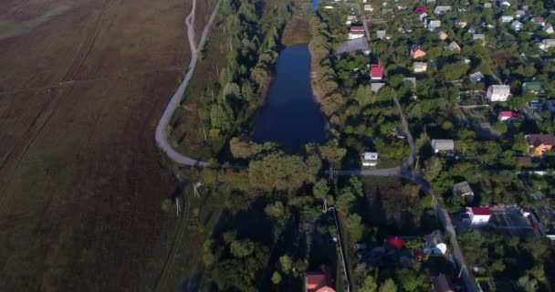 Drohne Fliegt Über Ein Kleines Dorf Der Nähe Des Feldes — Stockvideo