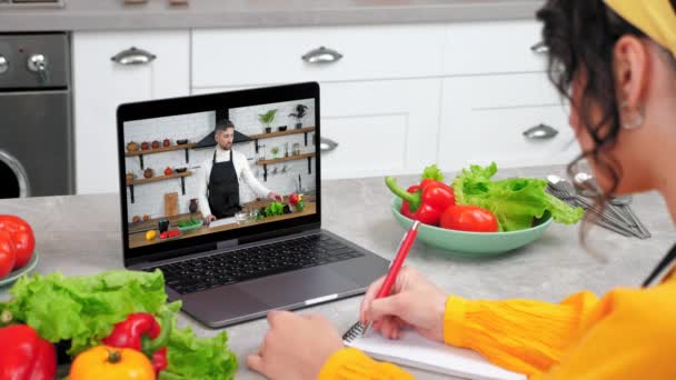 Mujer Casa Cocina Estudio Ver Webinar Línea Escuchar Profesor Escribe — Vídeos de Stock