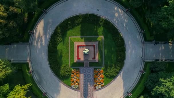 Aerial Top View Monument Writer Taras Grigorovich Shevchenko Park Sunny — 비디오