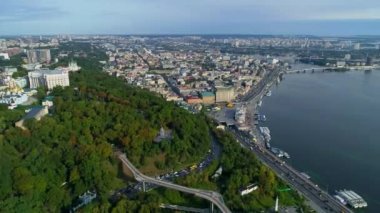 Hava manzaralı güzel Kyiv şehir nehir istasyonu, güneşli bir bahar gününde posta ve sözleşme bölgesi. İnsansız hava aracı Kiev binasını vurdu. Ukrayna 'nın başkenti 