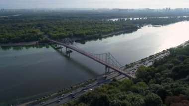 Hava aracı görüntüsü Kyiv yaya köprüsü, Truchaniv adası ve Dinyeper nehri güneşli bir bahar gününde. Ukrayna 'nın başkenti