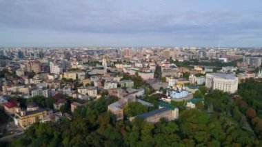 Güneşli bir bahar gününde güzel Kyiv şehri havası. İnsansız hava aracı Kiev binasını vurdu. Ukrayna 'nın başkenti 