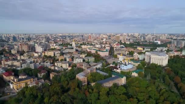 Luftaufnahme Schöne Kiewer Stadtlandschaft Einem Sonnigen Frühlingstag Drohne Schoss Auf — Stockvideo