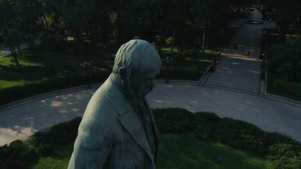 Drone Aerial View Statue Writer Taras Grigorovich Shevchenko Park Sunny — 图库视频影像