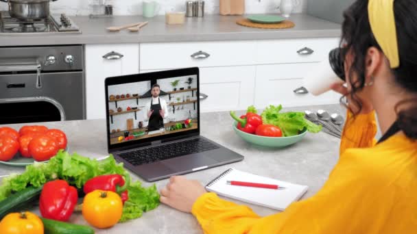 Woman Home Kitchen Study Watch Remote Culinary Webinar Listen Chef — Stockvideo