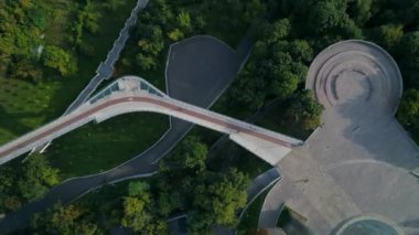 İnsansız hava aracı güzel Kyiv yayası ve güneşli bir bahar gününde Klitschko köprüsü. Ukrayna 'nın başkenti 