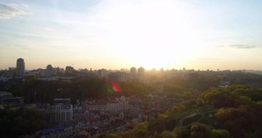 Hava manzaralı Kyiv şehir manzaralı güzel bir gün batımı. Drone gün doğumunda kel dağı vurdu. İnsansız hava aracı yaşlı Kiev 'in üzerinde uçuyor - podil