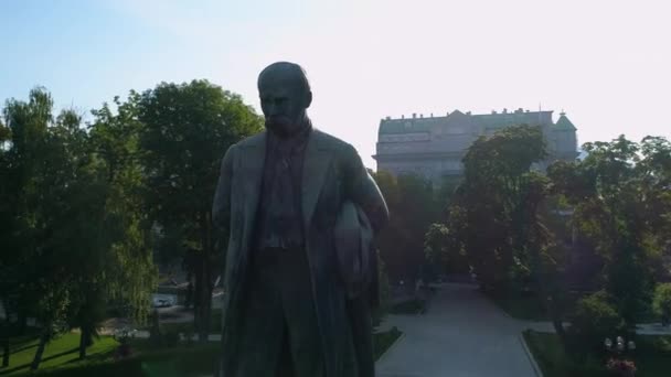 Drone Aerial View Statue Writer Taras Grigorovich Shevchenko Park Sunny — 图库视频影像