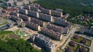 Drone hava manzaralı modern bina yerleşim yeri Crystal Springs. Şehir manzarası. Ukrayna 'nın başkenti Kyiv