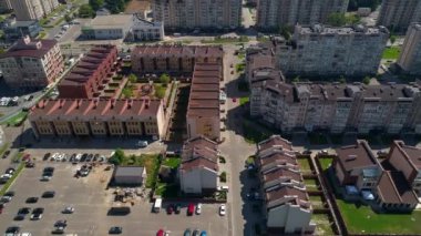 Drone hava manzaralı modern bina yerleşim yeri Crystal Springs. Ukrayna 'nın başkenti Kyiv