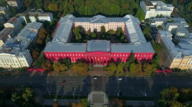 Güneşli bir bahar gününde Taras Shevchenko 'daki Kyiv Ulusal Üniversitesi' nin hava manzaralı binası. Drone kırmızı bina cephesini vurdu. Ukrayna 'nın başkenti
