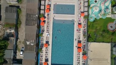 İnsansız hava aracı manzaralı insanlar Faina Town 'un modern yerleşim bölgesindeki havuzda yüzüyorlar. Konut inşaatı. Ukrayna 'nın başkenti Kyiv