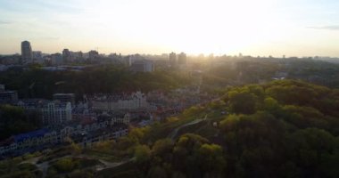 Hava manzaralı Kyiv şehir manzaralı güzel bir gün batımı. Drone gün doğumunda kel dağı vurdu. İnsansız hava aracı yaşlı Kiev 'in üzerinde uçuyor - podil
